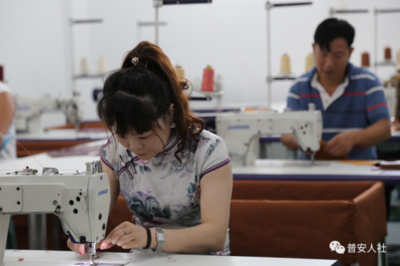 普安縣青山鎮(zhèn):工廠建在家門口 &ldquo;袋&rdquo;動就業(yè)促增收