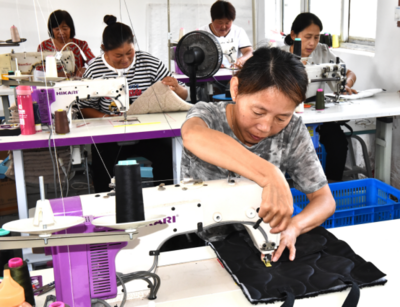 靈璧縣馮廟鎮(zhèn):縫紉加工帶動(dòng)農(nóng)民家門(mén)口就業(yè)