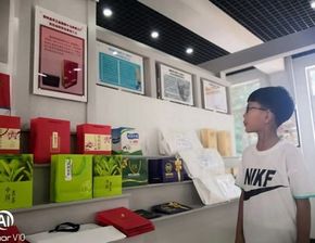 繁峙縣志愿者協(xié)會(huì)組織學(xué)生參觀手工業(yè)產(chǎn)品展示廳 聚寶新區(qū)社區(qū)和箱包廠車間