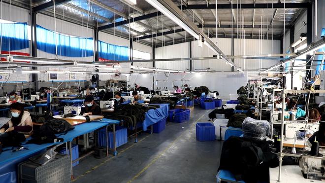 洛寧縣城關(guān)鎮(zhèn)鄉(xiāng)賢黃京玉 一朵怒放的鄉(xiāng)賢花，托起箱包加工致富夢